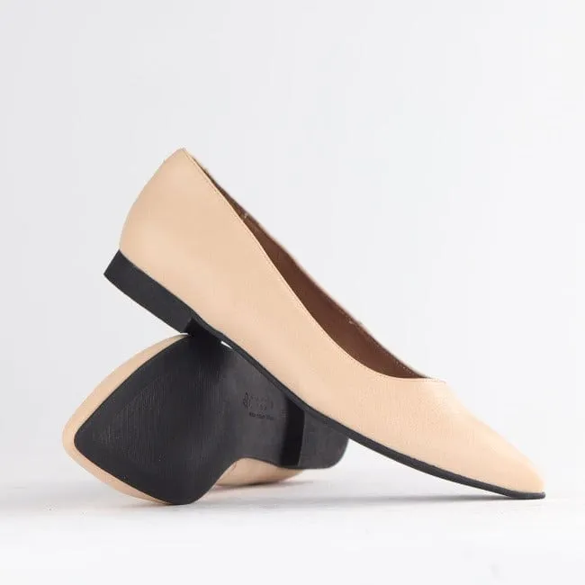 Flat Pointed Court Shoe in Cream - 12713