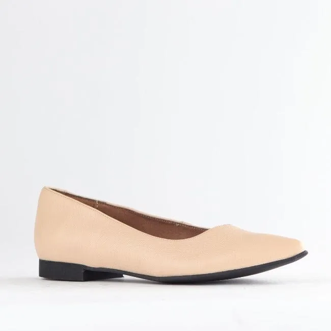 Flat Pointed Court Shoe in Cream - 12713