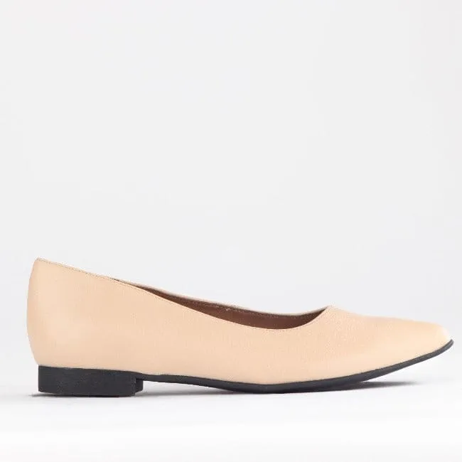 Flat Pointed Court Shoe in Cream - 12713